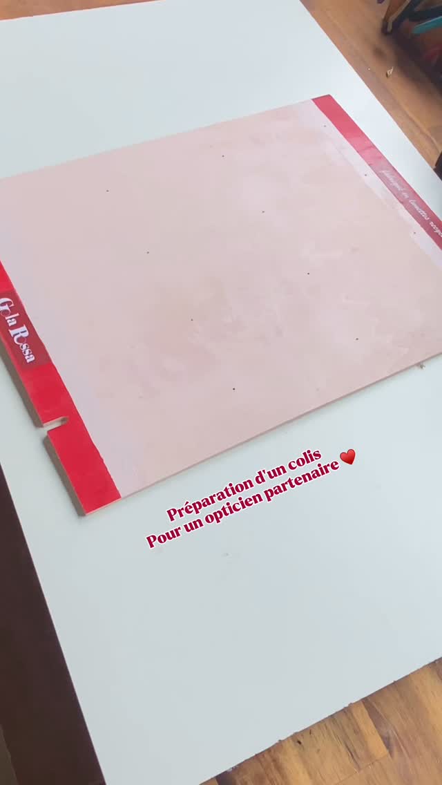 Pas juste des bijoux à vendre…
Une histoire complète à proposer en boutique ❤️
(Opticiens, écrivez-moi 🤍)