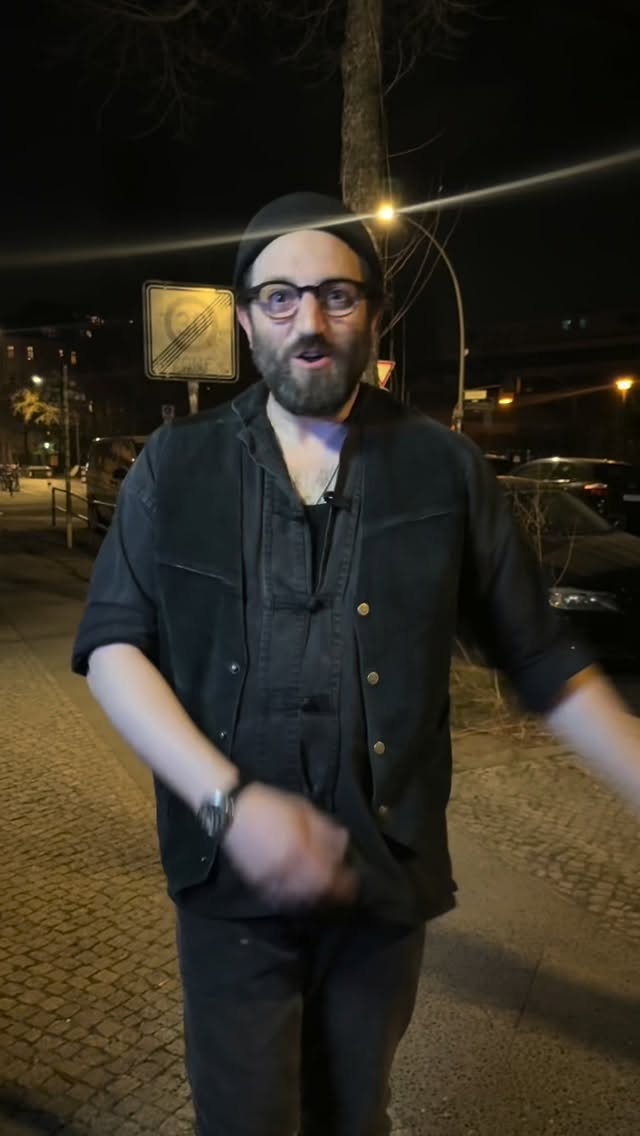 Some highlights from last night’s Shtetl Berlin Zingeray no. 16 at @saligari_thebarberlin ! Led by Sasha Lurje (@sashalurje) with Craig Judelman (@cowboyhasid) and featuring many special guests, including Daniel Kahn (@edanielkahn), Ilya Shneyveys (@svobodu), Stella Morgenstern (@stellasmorgenstern), and Lorin Sklamberg (@lorinsklam)! Follow us for updates on our Zingerays and other exciting community events!
#yiddish #klezmer #berlinmusic #yiddishmusic #yiddishmusic