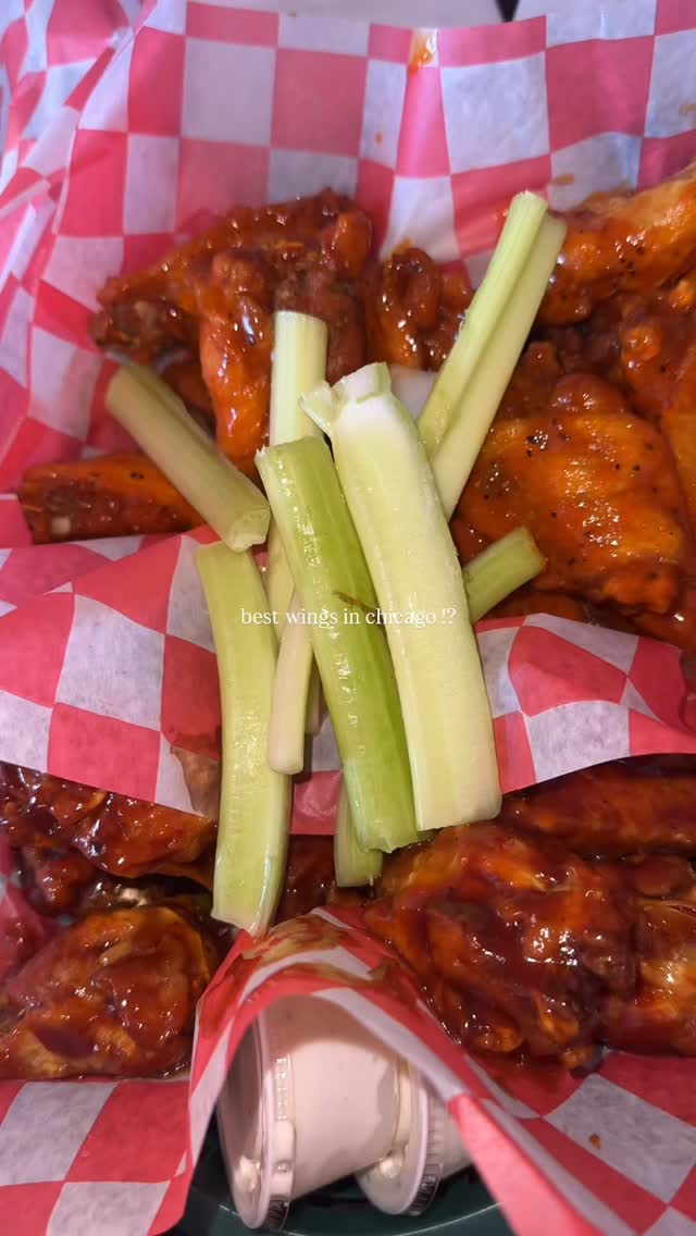 Best wings in chicago??? 🐔🔥
@birdsnestbar never misses when it comes to classic bar food. the wings are a must, but don’t skip the ballpark nachos & cajun curly fries—they always hit. 🍟🍻
#chicago #chicagofood #chicagobar #wings #restaurant