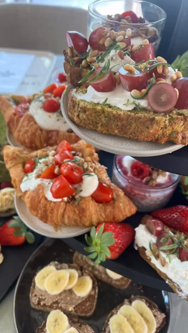 Time for brunch ❤️
Brunchen zoals het hoort 🤤
Een tafel vol zoete en hartige lekkernijen, mooi gepresenteerd en helemaal op maat.
Perfect voor een gezellige ochtend met vrienden, familie of een feestje 🥐🍓
Vraag naar onze mogelijkheden