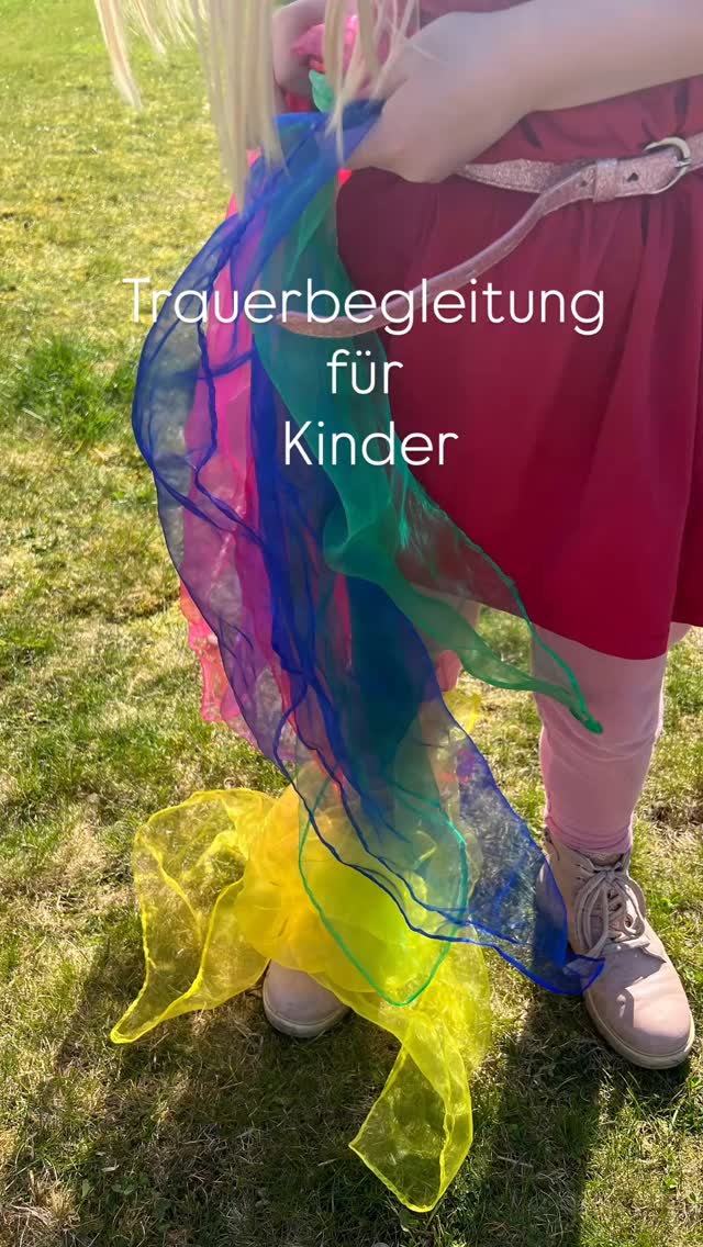 👧🏼 Kinder-Trauerbegleitung ist niemals langweilig! Sie ist auch bunt und lebendig 🫶
Manchmal trägt ein Kind seine Trauer nicht in Worten – sondern im Tanz. 💜✨
Dieses 7-jährige Mädchen bewegt sich leicht, fast schwerelos.
Ein buntes Tuch in der Hand, viele Tücher ringsherum, ein Lächeln im Gesicht – und irgendwo dazwischen: ihre Trauer. Vor fast einem Jahr ist ihre geliebte Uromi gestorben. 🌈
Gefühle müssen nicht immer still sein.
Sie dürfen springen, sich drehen, sich zeigen. 💫
Nach 8 Sitzungen sagte sie leise:
„Ich bin schon noch etwas traurig, aber nicht mehr so fest.
Ich kann besser über meine Gefühle reden.“ 🤍
Und genau das ist es.
Trauer verschwindet nicht einfach. Muss sie auch nicht!
Aber sie wird weicher… beweglicher… (aus)haltbarer. 🌿
Trauerbegleitung ist nicht nur dunkel.
Sie ist bunt. Spielerisch. Lebendig. 🌈🦋
Die Trauerbwgleitung gibt Kindern Raum, ihre eigene Sprache für das Unsagbare zu finden –
im Spiel, in der Bewegung, im Sein. 🎨
Damit aus „ganz fest“ langsam „ein bisschen leichter“ werden darf. 💛
#ankerhalt #trauerbegleitung #kindertrauer #gefühlezeigen #buntundlebendig