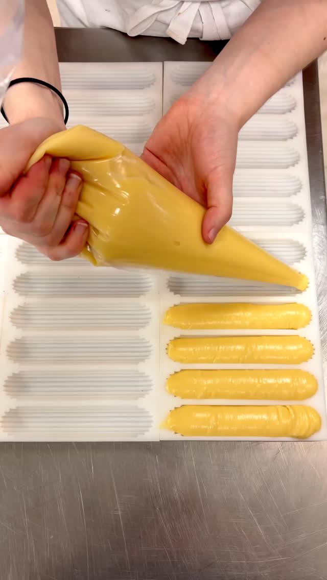 🌟 La star du moment - Éclair popcorn café 🌟
🤎 Beaucoup d’entre vous la connaissent déjà… un véritable coup de cœur pour les amoureux d’éclairs
⚡️ L’éclair praliné popcorn café, c’est une rencontre inattendue et envoûtante :
🌽 La douceur du praliné, la légèreté du popcorn relevé par une délicate note légèrement salée qui vient éveiller les papilles…
☕️ ... Et cette touche de café qui apporte profondeur et élégance.
Une création à la fois gourmande et surprenante, entre douceur et caractère, qui laisse une empreinte presque addictive à chaque bouchée.
📍 Disponible directement en boutique - Nicolas Hemnemann Chocolaterie Pâtisserie Grand Hôtel Dieu Lyon.
#Pâtisserie #eclair #lyonfoodies #nicolashennemann #artisan