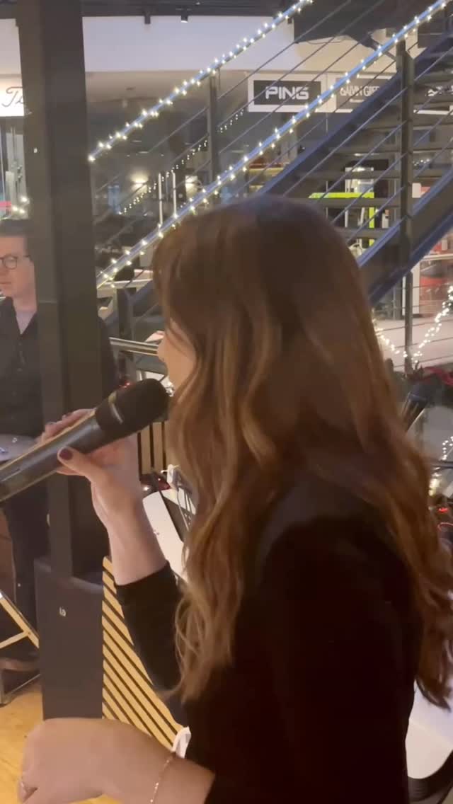 Auch wenn die Temperaturen noch kühl sind – wie hier bei dieser Winterhochzeit im Dezember 2025 – entsteht eine warme, lebendige Atmosphäre oft genau durch die Musik.
Gerade beim Sektempfang, egal ob drinnen oder draußen, macht sie den Unterschied:
Sie verbindet, füllt den Raum und gibt dem Moment eine ganz eigene Stimmung.
Wenn ihr euch genau das für eure Hochzeit wünscht, meldet euch gerne bei mir!
Schreibt mir eine DM oder kontaktiert mich unter www.RebeccaSammet.de
Ich freue mich auf eure Nachricht!
#hochzeitsmusik #sektempfang #livemusik #hochzeit2027 #winterhochzeit