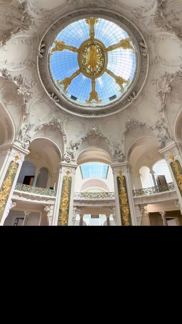 La Dictée Géante fait son retour pour cette nouvelle édition, le samedi 18 avril 2026 au sein de la Rotonde du
Palais de la Découverte. Au total, 3 sessions, à 14h, 15h et 16h, pour ponctuer l’après-midi, animées par le célèbre
journaliste et critique littéraire Augustin Trapenard. Pour mettre au défi du 0 faute petits et grands, 3 auteurs de renom viendront dicter leurs créations originales. Après une première édition couronnée de succès, qui a réuni 900 participants en 2025, la marque Pilot réitère l’expérience. Cette année, la Grande Dictée invitera les participants à s’évader autour du thème du voyage.
Que vous soyez habitué des exercices de style ou simple amateur de belles lettres, trois niveaux de dictée sont proposés. Cet événement est une occasion unique de célébrer la richesse du français dans une ambiance conviviale. Entre réflexion et plaisir du jeu, chaque phrase promet son lot de surprises.
——————————-
📍Grand Palais / Palais de la Découverte - Rotonde d’Antin
Square Jean Perrin - 17 Avenue du Général Eisenhower - Paris 8
🎟️ Inscription gratuite jusqu’au 17 avril 2026 dans la limite des places disponibles sur :
https://www.festivaldulivredeparis.fr/fr/la-grande-dictee
#languefrançaise #dictee #grandpalais #quefaireaparis #parisinsolite