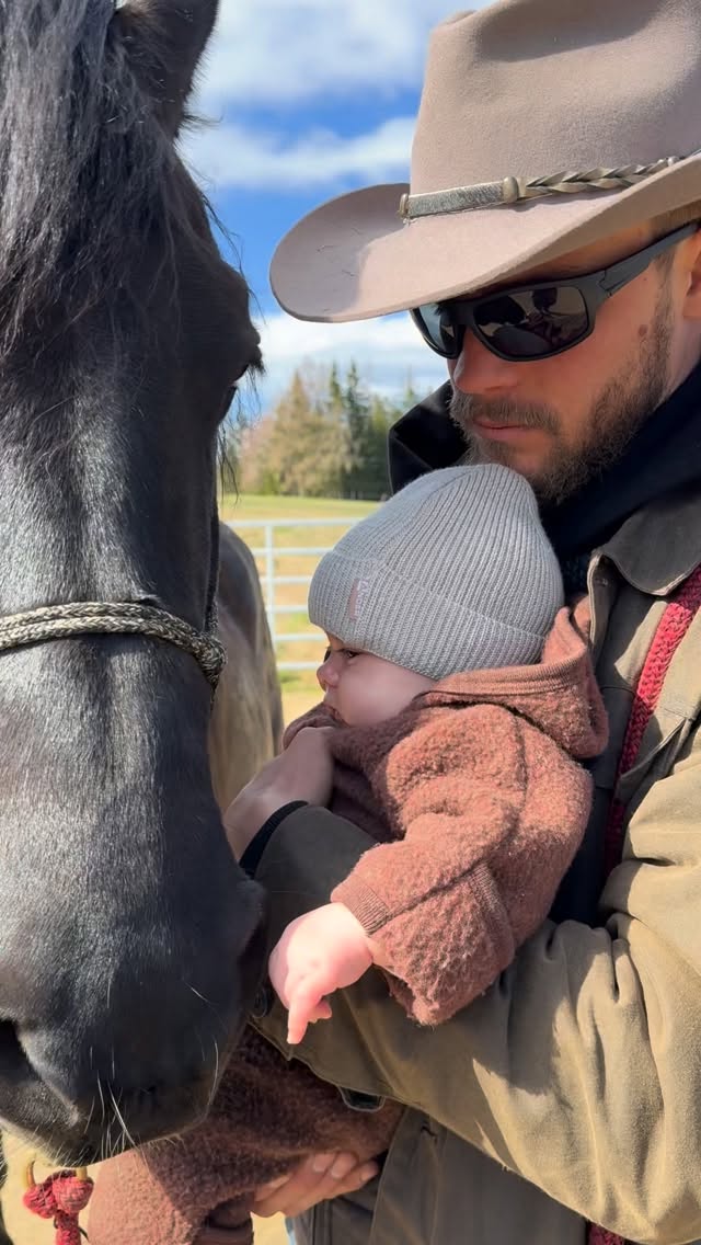 How our little man grows.
There’s nothing more real than watching him grow into ranch life, step by step.
Between horses, wind, and wide open land.
Still small… but already right in the middle of it.
Curious, calm, respectful – and most of the time with that little grin on his face.
Out here, you learn early:
Connection can’t be forced.
Not with people, and not with animals.
You meet each other. That’s it.
Kids still know how to do that.
Horses do too.
No masks, no pressure – just being.
And that’s where the magic lives.
Dust on the boots, sun on your face…
and a small heart that already understands what truly matters.
#ranchlife #horselifestyle #countrylivingmagazine
#horsemanship #equestrian