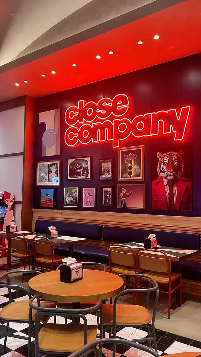 Pre dinner drinks at Close Company inside Via Via Food Hall at The Venetian and this place really won me over. Me and the wifey stopped in for cocktails and they were fantastic. The menu takes classic cocktails and gives them this weird desert twist that somehow totally works. The decor is part diner, part creative fever dream, and the whole room feels playful without trying too hard. This is the kind of spot that makes you want to stay for one more round. Would you stop here for drinks before dinner?
Grab my FREE Las Vegas Mini Guide at https://stan.store/mikeyinthemixvegas 💫
#CloseCompany #TheVenetian #LasVegasCocktails #LasVegasFood #MikeyInTheMixVegas