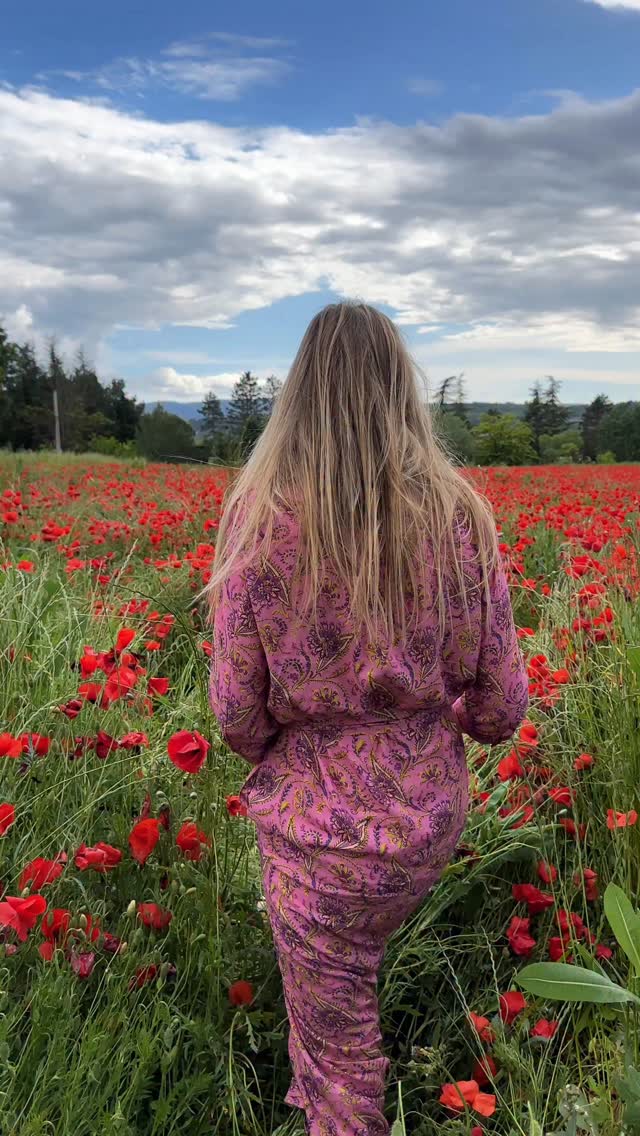 Be a joyseeker.
Not because life is perfect, but because it is full of moments waiting to be noticed.
Joy lives in the smallest details,
the first sip of morning coffee,
the light dancing through the trees,
the scent of fresh flowers drifting through the air.
Itās in saying thank you for the simple things,
in sharing laughter around the table,
in allowing yourself to slow down and simply be.
There will always be unanswered questions,unfinished stories,
and parts of us still learning how to heal.
But none of that asks you to wait.
You donāt need a perfect life to feel joy.
You only need to be present for the one you are living.
Because happiness doesnāt live in someday
it lives here,
in the moments you choose not to rush past. ā„ļø # vivietmargot #joyseeker #provence #coquelicot