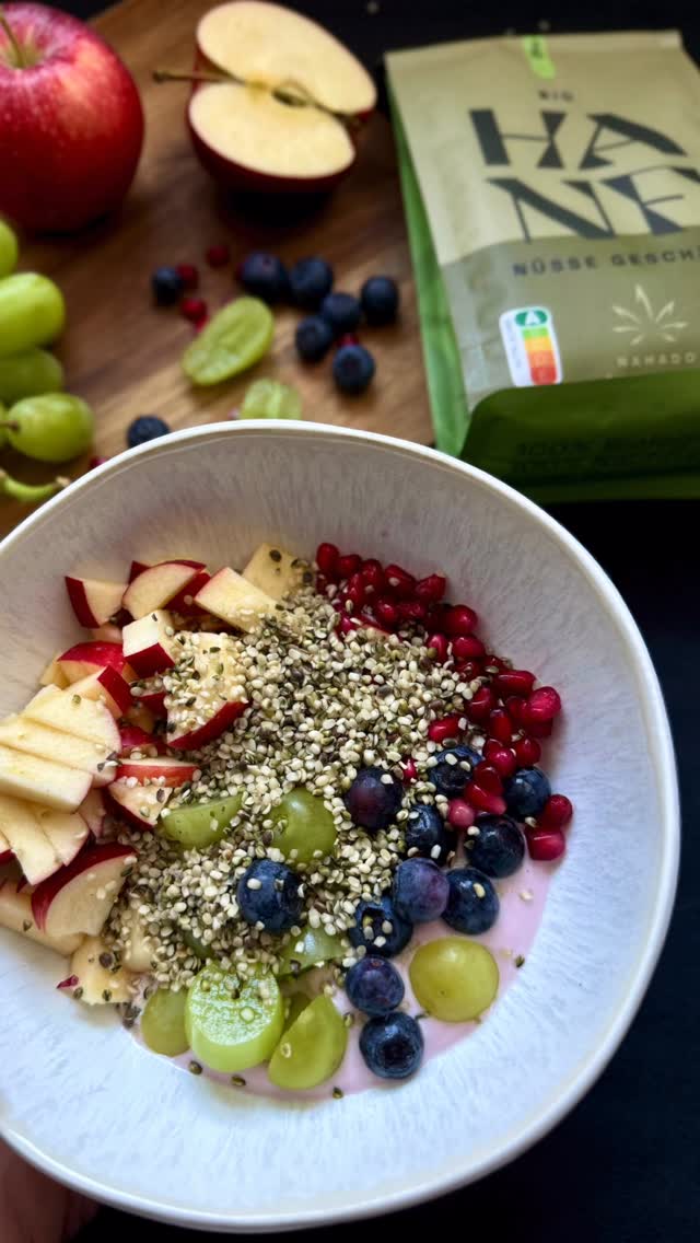 Nicht lange morgens über ein leichtes Frühstück nachdenken müssen und trotzdem immer wieder Abwechslung haben? Das geht wunderbar mit der Kombi aus Joghurt, Früchten und Hanfnüssen. 💚
Joghurt gibt es in vielen Varianten ob pur oder Frucht, Vanille oder Nuss, die Möglichkeiten sind vielfältig.
An Obst wechselt ihr bunt durch was gerade zuhause ist. Extratipp für noch mehr Vielfalt: TK-Obst sorgt dafür, dass ihr immer noch ein, zwei Sorten mehr zuhause habt. 💡
Und mit unseren Bio-Hanfnüssen sorgt ihr für gesunde Fette und noch mehr Ballaststoffe. Hier in der geschälten Variante, natürlich könnt ihr dafür aber auch unsere ungeschälten Hanfnüsse nehmen. 🌱
Lecker und ausgewogen seid ihr so bestens für den Morgen gerüstet. ☀️
#hanfsamen #gesundeernährung #superfood #hanfnüsse #eattherainbow