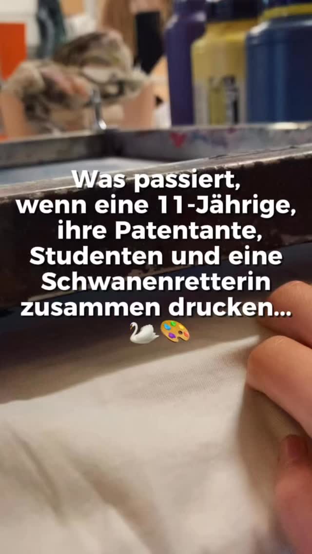 Ich glaub ich weiß genau, was du gerade brauchst... ✨
Vielleicht geht’s dir wie mir: Die Bildschirmzeit ist oft viel zu hoch. Ich sitze für die Arbeit am Rechner und schaue zum „Abschalten“ aufs Telefon – aber echte Erholung ist das nicht. 📱💤
Einfach mal wieder spüren, wie es ist, etwas mit den eigenen Händen zu erschaffen.
Genau das war mein letzter Slow Sunday Workshop. Eine unglaublich bunte Truppe in kleiner Runde: Von der 11-jährigen Teilnehmerin mit ihrer Patentante über Student:innen bis hin zu unserer Schwanenretterin 🦢.
Was sie alle gemeinsam hatten? Eine richtig gute Zeit.
Wir haben drei Stunden lang die Rakel geschwungen, hausgemachten Kuchen, Kekse und Sweets genossen und so viel gedruckt, wie wir nur konnten (und die Siebe hergegeben haben).
Am Ende hatten alle Farbe an den Fingern, ein Lächeln im Gesicht und Unikate in der Hand, die keine Massenware jemals ersetzen kann.
Naja, fast alle haben das Handy vergessen und die Auszeit genossen.... 😉 Ich musste diese Magie einfach festhalten, damit du siehst, was bei einem Slow Sunday so alles erschaffen werden kann.
Lust auf deine eigene kreative Pause?
Tickets für die nächsten kleinen Runden gibt es ab sofort online zu kaufen. 🍰✨
#slowsunday #siebdruckliebe #kreativeauszeit #hamburgkreativ #handgemacht