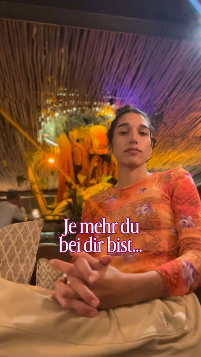 Ich habe aufgehört, mich anzupassen,
mich kleiner zu machen
und es anderen immer wieder recht zu machen
- in der Hoffnung, endlich die Beziehung zu führen,
die ich mir wünsche.
Das heißt konkret:
Ich schreibe keine Nachrichten mehr,
nur um Sicherheit zu bekommen.
Ich versuche nicht mehr,
die andere Person endlos zu verstehen.
Und ich bleibe bei mir,
auch wenn es unangenehm wird.
Und genau da verändert sich Beziehung:
ich verliere mich nicht mehr im Kontakt.
🌼 Wenn du merkst,
dass du dich in genau solchen Momenten verlierst:
Mein Minikurs „Bei mir bleiben“ ist dein Einstieg.
Nicht, um mehr zu verstehen.
Sondern um aufzuhören, dich selbst zu verlassen.
Jetzt in meiner Bio.
xx,
Aurora