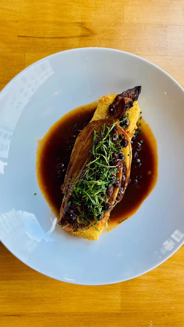 Le plat végétarien du moment : endive braisée, jus corsé de légumes, raisin de corinthe, panosse
#faitmaison #bistrot #daumesnil #vegeterianfood