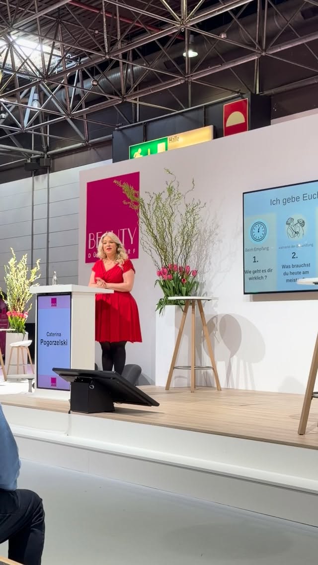 „Mensch Harald…”
Ich stehe auf der Bühne der @beauty_duesseldorf Beauty Düsseldorf. Schaue einen Mann an.
Er schmunzelt.
Ich steige runter. Gehe zu ihm. Frage:
„Du heißt gar nicht Harald, oder? Wie heißt du denn?”
„Enzo.”
Einige lachen. Und dieser Moment sagt mehr als jede Folie.
Weil genau das passiert ist, was wir uns alle so selten gönnen.Jemand wurde gesehen.
Wirklich gesehen.
Wir kennen alle diesen Satz: „Wie geht es dir?” Wir stellen ihn täglich. Und gleichzeitig ist er so selten wirklich gemeint.
Was passiert, wenn wir anfangen, wieder wirklich zuzuhören?
Wenn wir uns Zeit nehmen, für unser Gegenüber und für uns selbst?
Gerade in der Beautybranche geht es um so viel mehr als Hautpflege.
Es geht um Vertrauen. Um Räume, in denen Menschen durchatmen dürfen. Um das Gefühl:
„Hier darf ich einfach ich sein.”
Und das gilt für jede Branche.
Für jedes Gespräch. Für jeden Moment. Volle Kalender kennen wir alle.Aber echte Präsenz, die müssen wir uns entscheiden.
Zeit ist kein Luxus.
Zeit ist eine Entscheidung.
Du bist nicht die Nebendarstellerin in deinem Leben.
Du bist die Hauptdarstellerin.
Und Enzo, falls du das hier liest: Schön, dich kennengelernt zu haben.
☁️ Hast du heute schon in die Wolken geschaut?
#Selbstfürsorge #MentaleGesundheit #BeautyDüsseldorf #Coaching