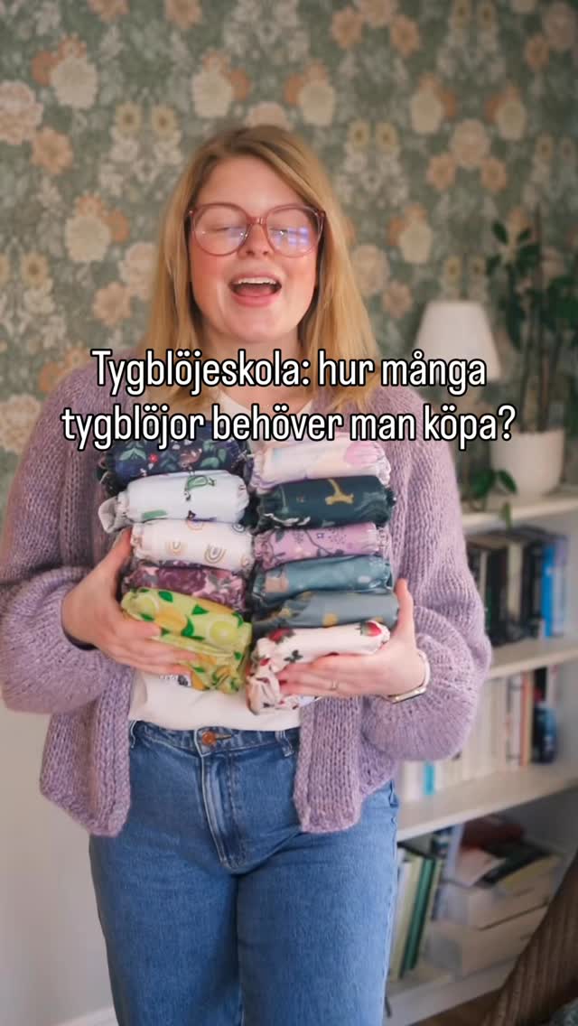 Green Poppy tygblöjeskola: hur många tygblöjor behöver man köpa?Egentligen är det en simple ekvation som består av: hur ofta du byter blöja per dag x hur ofta du vill tvätta.Ett barn gör av med ungefär 8000 engångsblöjor på en blöjperiod under 3,5 år. Det är betydligt fler per dag än vad det är i slutet. Om vi tar något slags snitt på 8 byten om dagen och du vill tvätta var tredje dag så får du:24 blöjor 💚Jag skulle rekommendera att ha några extra också, för torktid, den dagen du har 12 byten eller annat oplanerat sker. Någonstans runt 25-30 tygblöjor gör att du klarar dig på heltid 👏8000 blöjor vs 30 blöjor. Det är där skillnaden för miljön och din plånbok ligger ❤️Ps. Jag gick all in på effekter, kul va? Säg att det var kul, snälla 😂