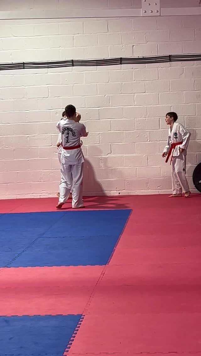 In between classes… this is what it’s really about.
Laughing. Messing about. Building friendships.
For boys aged 10–15, Taekwon-Do isn’t just training — it’s where they:
• build confidence together
• develop social skills
• feel part of a team
• grow in a positive environment
The discipline happens on the mats.
The friendships happen everywhere else.
And both matter.
👉 Book a trial now:
www.worcestershiremartialarts.co.uk/trials
First month £20 | FREE uniform when they join
📍 Unit 3, Checketts Lane Trading Estate, Worcester, WR3 7JW
#TeamWMA #BoysActivities #WorcesterParents