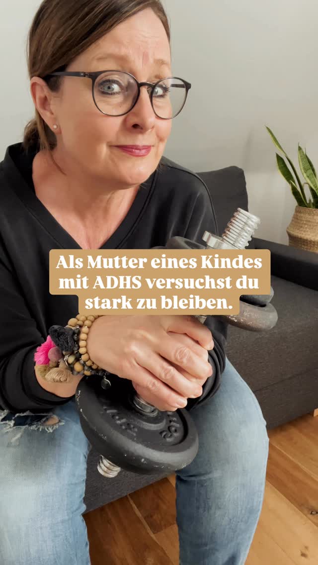 Du willst dein Kind nur verstehen⤵️
Du willst ihm helfen. Und wahrscheinlich hat es dich viel gekostet, diesen ADHS-Test überhaupt machen zu lassen.
Vielleicht hast du dich lange dagegen gewehrt. Nicht, weil du es nicht sehen wolltest. Sondern weil du gewusst hast: Ab jetzt ist es offiziell. Ab jetzt bist du die Mutter eines Kindes mit ADHS. Und vielleicht ist da auch die Angst, dass plötzlich alles nur noch damit erklärt wird.
Und seitdem ist da oft nicht nur Erleichterung. Sondern noch mehr Druck. Was mach ich jetzt? Wie geh ich mit meinem Kind um? Wer hilft mir dabei? Was muss ich anders machen?
Weil du jetzt Entscheidungen treffen musst. Und weil du eigentlich nur willst, dass es für dein Kind leichter wird.
Also hältst du durch. Du regelst. Du fängst auf. Du funktionierst.
Und genau da wird oft sichtbar, warum es nicht leichter wird.
Weil ADHS nicht nur dein Kind betrifft. Sondern auch dich. Weil du selbst so angespannt bist, dass du dein Kind oft gar nicht mehr richtig auffangen kannst. Weil du gereizter bist. Weil der ganze Fokus auf diesem einen Kind liegt und alle anderen Rücksicht nehmen müssen.
Ich sehe darin keine Mutter, die zu schwach ist. Sondern eine, die viel zu lange stark sein musste.
Und genau deshalb ist es so wichtig, nicht noch mehr auszuhalten, sondern zu verstehen, was bei euch wirklich los ist. Warum es im Alltag weiter kippt. Warum der Streit bleibt. Warum die Wut da ist – trotz allem, was du versuchst.
Der SOS-ADS/ADHS Call ist ein erster Schritt für dich, wenn du im ADHS-Alltag nicht länger nur funktionieren möchtest, sondern verstehen, was bei euch gerade wirklich los ist und was euch jetzt konkret helfen kann.
Deine Andrea ❤️
ADHS UND FAMILIENALLTAG
MAMA ERSCHÖPFT
SELBSTVERSTÄNDNIS STATT SELBSTZWEIFEL
KLARHEIT FÜR MAMAS
KIND VERSTEHEN