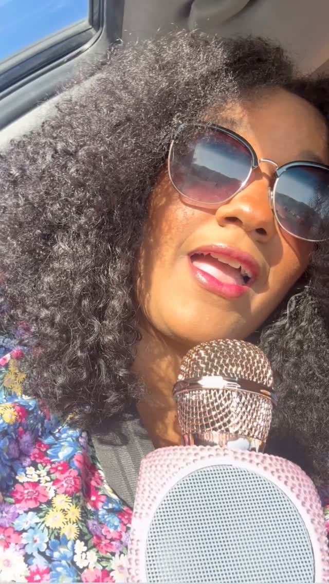 Feliz, agradecida y profundamente orgullosa de cada paso que estoy dando. ✨🫶🏾
Por mucho tiempo dudé, pensé que debía hacer las cosas “como se supone”… y en ese proceso, me detuve más de lo que debía. Pero entendí algo: nunca es tarde para comenzar, para atreverse y para decirle que sí a las oportunidades que Dios pone en el camino.
Ayer di un paso importante para mí. Mi primera animación oficial como estudiante de @artemorfosismodels. 🎤
Y esto apenas comienza.
Estoy más que lista para seguir preparándome como profesional, sumar herramientas a mi maleta laboral y crecer en cada escenario que la vida me presente.
Gracias, @sarahangelypr por las clases y por las que vienen.
Gracias a @paseoartistaspr en Caguas por la oportunidad y por recibirme con tanto cariño.
Seguimos. 🔥 #periodistagastronómica #puertorico🇵🇷