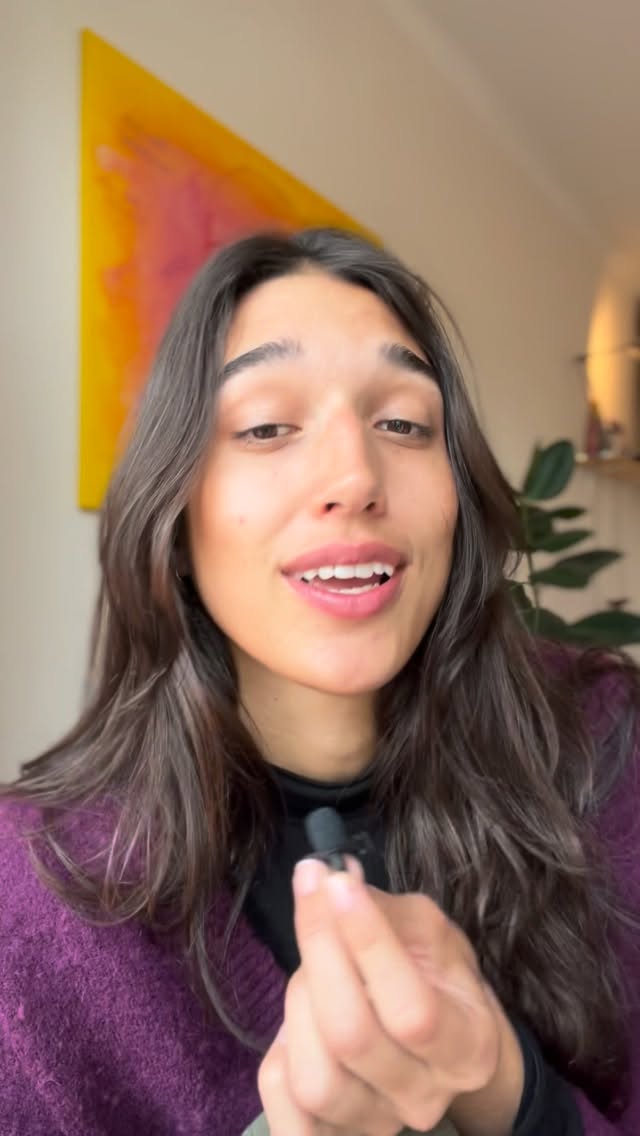 POV: Du übernimmst den Stress anderer.
Jemand ist hektisch.
Unter Druck, angespannt.
Will, dass es schnell geht.
Und du ziehst mit.
Wirst schneller. Unruhiger. Verlierst dich.
Nicht, weil es deins ist.
Sondern weil du zeigen willst: „Ich nehme dich ernst.“
Aber das hier ist wichtig:
Die Eile anderer ist nicht deine.
Ich kenne das gut. In meiner Familie war es normal,
dass der Stress einer Person
alle anderen mitzieht.
Als würde gelten: Wenn du nicht mit gestresst bist, ist es dir egal.
Und genau so lernst du, dich selbst zu verlassen.
Nicht, weil du allein gelassen wirst.
Sondern weil du dein Tempo verlässt,
um jemand anderem gerecht zu werden.
Stattdessen:
Je ruhiger und präsenter du bei dir bleibst,
desto mehr veränderst du das Feld um dich herum.
Du musst nicht schneller werden, um verbunden zu bleiben. Verbundenheit beginnt bei dir. 🌼
🫰🏽 Kommentiere „check“
und ich schicke dir meinen kostenlosen Anpassungs-Check.
Damit du mithilfe somatischer Marker erkennst, wann du beginnst, dich anzupassen.
xx,
Aurora