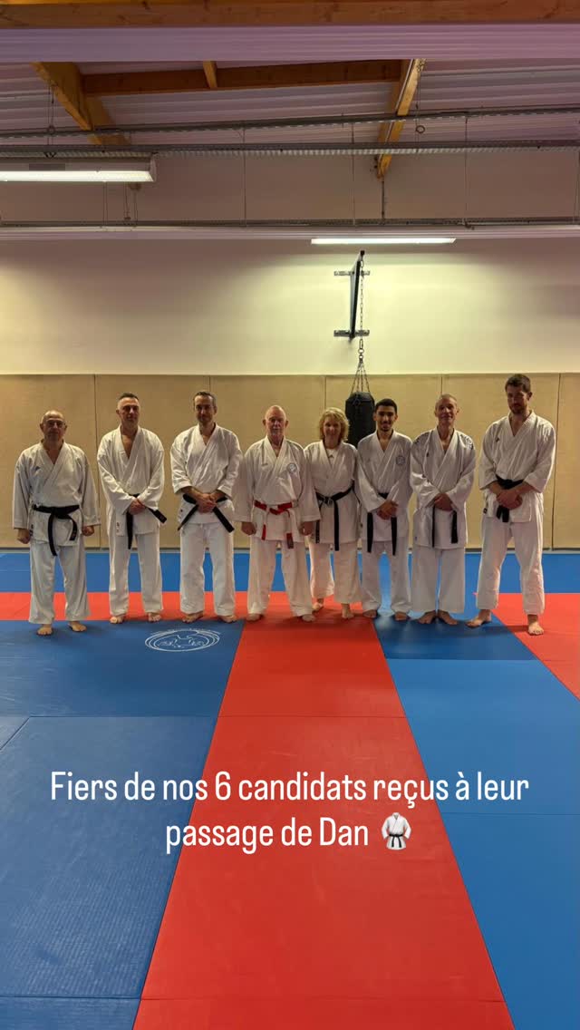 𝗨𝗻 𝗗𝗮𝗻 𝗻𝗲 𝘀𝗲 𝗱𝗶𝘀𝘁𝗿𝗶𝗯𝘂𝗲 𝗽𝗮𝘀, 𝗶𝗹 𝘀𝗲 𝗰𝗼𝗻𝗾𝘂𝗶𝗲𝗿𝘁.🥋
Il est le résultat d’un long travail, d’une progression constante, d’un véritable engagement et de beaucoup d’entraînement. C’est précisément ce chemin qui donne toute sa valeur au grade.
Si cette réussite a autant de sens, c’est aussi parce que les élèves passent devant des juges inconnus, dans le cadre d’une organisation officielle par le département. Cette évaluation extérieure renforce la valeur du grade obtenu.
Depuis un an, nos élèves se préparent avec sérieux pour atteindre cet objectif.
Écoutez leurs témoignages : vous entendrez tout ce qu’ils ont investi pour s’y préparer, et ce que cette réussite représente profondément pour eux.
Bravo à nos 6 candidats reçus à leur passage de Dan.
#karate #artsmartiaux #dan #blackbelt #ffkarate
@ffkarate_