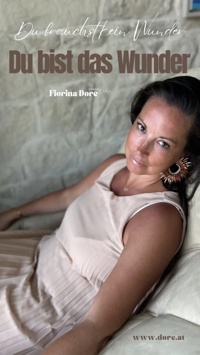 Heute vor 6 Jahren stand ich da – mit drei Kindern: 10 Tage alt, 2,5 und 4 Jahre.
Und der Arzt im Spital sagte zu mir:
„Frau Dore, es tut uns sehr leid, aber es sieht sehr schlecht aus. Wir versuchen alles, um Ihren Mann zu retten. Wir hoffen auf ein Wunder.“
Meine Reaktion war sofort:
Ich glaube an Wunder.
Damals hoffte ich auf dieses Wunder – doch es trat leider nicht ein.
Heute, 6 Jahre später, weiß ich:
Das Wunder war die ganze Zeit da.
Es hat mich durch die letzten Jahre getragen – jeden einzelnen Tag.
Und doch habe ich es im Trubel, im Stress, im Aufbau meines Unternehmens, neben dem Mama-Sein und dem Leben oft nicht gesehen.
Das Wunder war in mir.
Das Wunder war in meinen Kindern.
In allem, was wir geschafft haben.
Wir brauchen kein Wunder.
Du bist das Wunder.
Und du trägst es jeden Tag in dir. ✨
Wenn du bereit bist, dein eigenes Wunder wieder zu sehen und zu leben, dann begleite ich dich dabei.
Schreib mir WUNDER und ich erzähle dir mehr über mein Programm 🤍 #dubistdaswunder #mentalhealth #dramadetox #mentaltraining #fiorinadore