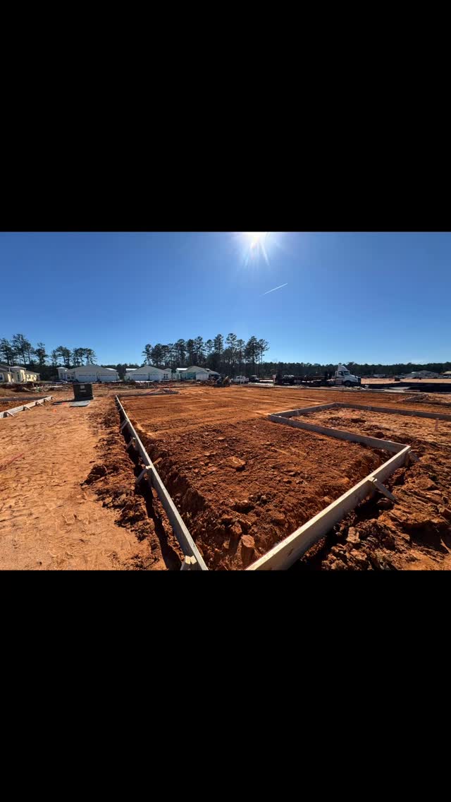 New day of backfills with that orange clay 🙌🏼🧡🤟🏼
#construction #homebuilding #dirtwork #contractor #gradingdirt