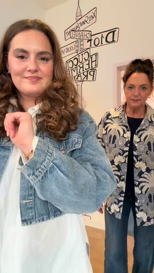 WAREHOUSE SALE
Aanstaande zondag 29 maart is het zover… onze Warehouse Sale 🤍
En geloof ons: dit wil je niet missen.
EXCLUSIEVE PRE-SALE
We hebben 20 tickets beschikbaar voor een early access moment.
– Kosten: €10 per ticket
– 100% van de opbrengst gaat naar een goed doel 🤍
– Met jouw ticket shop je al vanaf 09:00 uur
Hoe bemachtig je jouw ticket?
Stuur ons een DM – first come, first served.
Degene die als eerste bericht én betaalt, bemachtigt een ticket.
⏰ Regular opening:
De deuren openen daarna voor iedereen om 10:00 uur
Let op:
– Cash only
– We vullen aan tot de voorraad strekt!
De sale vind plaats in Alkmaar, Luttik Oudorp 114
Heel veel mooie items, heel veel pareltjes… en wij hebben er zó veel zin in ❤️
See you Sunday!