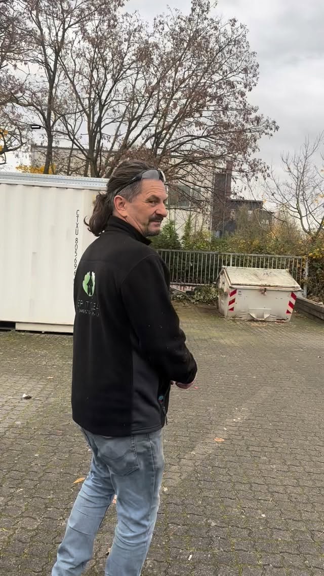 Sonderauftrag in der Außenanlage 🌿
Neben der Gartenpflege lag hier extrem viel Müll – teilweise auch Sondermüll.
Das hat die Arbeit deutlich aufwendiger gemacht, weil wir erstmal sortieren mussten.
Lose Sachen haben wir mitgenommen, Sperrmüll und Reifen bleiben vorerst vor Ort. #keepitclean #hausmeisterservice #immobilien #reinigung #gartenarbeit