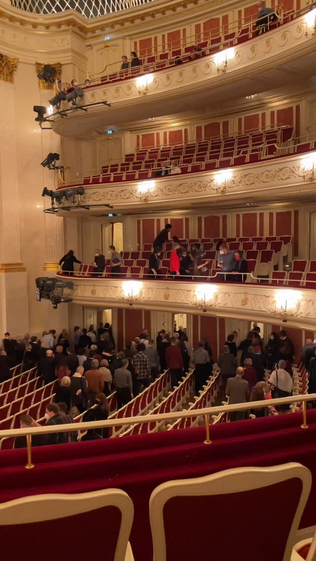 Carlos Acosta and Nina Kaptsova in “Adagio” from Spartacus, Opera Garnier ♥️
Follow @operavoci for more videos
#spartacus
#khachaturian
#bolshoiballet