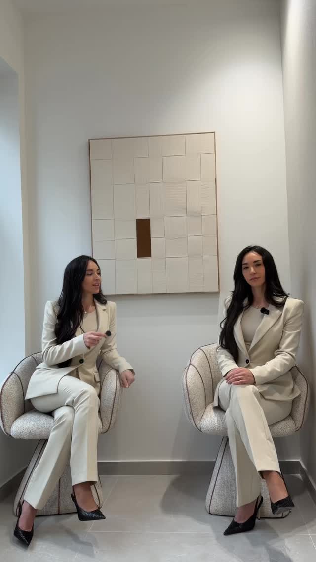 ✨ Este pequeño cambio puede evitar muchas discusiones de pareja
En consulta es muy común escuchar frases como:
“nunca hacemos nada especial”,
“siempre tengo que proponer yo los planes”,
“ya no tenemos momentos para nosotros”.
Pero muchas veces el problema no es solo lo que queremos decir…
sino cómo lo decimos 💬
Cuando expresamos nuestras necesidades desde la crítica o la queja, es fácil que la otra persona se ponga a la defensiva.
En cambio, cuando hablamos desde el deseo y miramos hacia el futuro, el mensaje cambia completamente 🤍
A veces no se trata de pedir más…
sino de pedirlo de otra manera.
👉 Guarda este vídeo si estás en pareja o compártelo con alguien que lo necesite.
#RelacionesDePareja #ComunicaciónEnPareja #Psicología #Cuidem #SaludEmocional RelacionesSanas