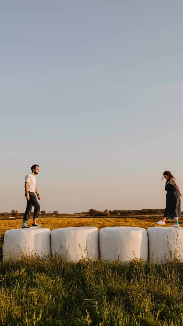 ‘ o amor, esse que nos fez chegar até aqui ‘ 💛
é um excerto da minha apresentação de fotografia de casamentos e encaixa em todas as reportagens.
afinal, é o amor, o ingrediente comum em tudo o que me proponho a criar.
por isso insisto ‘aqui só comunicamos e captamos sentimentos esdrúxulos’
e ontem minha gente, eu assisti ao amor naquele campo amarelo ao fim do dia.
foi a reportagem de noivado do joão e da mariana ✨ e daqui a menos de dois meses será o casamento
p.s.: perdoem-me os tropeços, não levei tripé… mas a poesia e o amor são assim, livres.