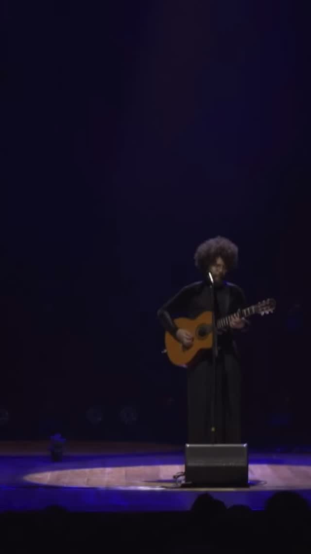 🎶 “Deixe” e a coragem de se entregar
Já parou para pensar no peso de uma canção? A música “Deixe”, na voz (e alma) de Martins, é daquelas que não apenas se ouve, mas se sente na pele.
Enquanto a indústria muitas vezes pede respostas prontas e refrãos explosivos, Martins nos entrega a beleza da pausa. “Deixe” é um exercício de entrega. É a arte de soltar o controle, deixar fluir, ou simplesmente deixar o tempo agir. A melodia minimalista e a interpretação contida criam um espaço de silêncio raro no cenário musical atual.
Mas falar de Martins é falar de autenticidade. Diferente de muitos artistas que surgem com um “personagem”, ele construiu uma carreira na base da verdade. Desde os tempos de banda até os projetos autorais, ele nunca abriu mão da profundidade lírica em troca de popularidade fácil. Ele canta sobre fé, mas sem fórmulas prontas; sobre amor, mas sem romantizações vazias.
Se você está precisando de um minuto de silêncio no meio do caos, aperta o play em “Deixe”. É um lembrete de que, às vezes, o maior ato de força é saber a hora de se entregar.
#Martins #Deixe #MúsicaBrasileira #ResenhaMusical #MPB