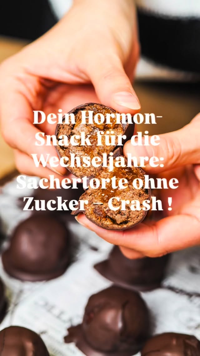 Sachertorte - aber anders. 🍫 Proteinreich, weniger Zucker, hormonfreundlich und genau der Snack, den du brauchst, wenn dich der süße Hunger erwischt.
Die Inspiration dazu kam von Daniela, bekannt durch ihren erfolgreichen Podcast „MEnomio - Der Podcast für glückliche Wechseljahre“ rund um das Thema Menopause. Sie verbindet mit Sachertorte eine besondere persönliche Geschichte, verzichtet inzwischen weitgehend auf Zucker und achtet stärker auf ihre Proteinzuführ. Als sie bei uns im epifood Studio im war, haben wir gemeinsam mit ihr diese Sachertorte Protein Pralinen kreiert.
🍫 Sachertorte Protein Pralinen (ohne zugesetzten Zucker)
Zutaten
• 3 reife Bananen
• 150 g Hafermehl
• 4 gehäufte EL Proteinpulver
• 2 gehäufte EL Kakao (für intensiveren Geschmack auch 3 EL)
• etwas Vanille oder Zimt (optional)
Für die Aprikosenfüllung
• 200 g getrocknete Aprikosen (Marillen in 🇦🇹)
• Wasser zum Einweichen
Außerdem
• Zartbitterschokolade ohne zugesetzten Zucker (zum Überziehen)
Zubereitung
1️⃣ Aprikosen 2-3 Stunden einweichen und cremig pürieren, % für die Füllung beiseitestellen.
2️⃣ Bananen, Hafermehl, Proteinpulver, Kakao und den Rest der Aprikosencreme zu einem
Teig kneten.
3️⃣ Kugein formen, eindrücken, Aprikosencreme hineingeben und wieder schließen.
4️⃣ In geschmolzene Zartbitterschokolade tauchen.
5️⃣ Auf Backpapier fest werden lassen.
Tipp:
Am besten eignet sich Zartbitterschokolade ohne zugesetzten Zucker. Alternativ kannst du eine verwenden, die natürlich gesüßt ist - z. B. mit Datteln oder anderen natürlichen Süßungsquellen.
Speichern nicht vergessen - diese Pralinen sind der perfekte cleanere Sachertorten-Snack für zwischendurch 🩷🧡