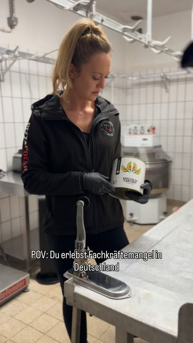 Stefans Unverständnis am Ende 👀
Lass ein „❤️“ da, folge uns und komm‘ uns an einem unserer Standorte persönlich besuchen!
HOHENFURCH | HOFSTETTEN | LUDENHAUSEN | WESSOBRUNN | FORST | APFELDORF
#pizzapoesie #pizza #foodtruck #fachkräftefinden #chef