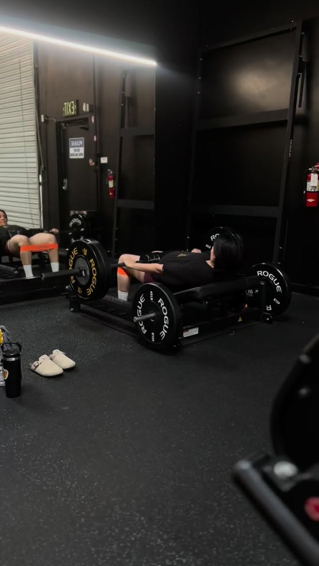 In July of 2025, Erica was only hip thrusting a 30lb dumbbell.
Today? Sheâs hip thrusting over 200lbs.
Thatâs the power of consistency!! đȘ