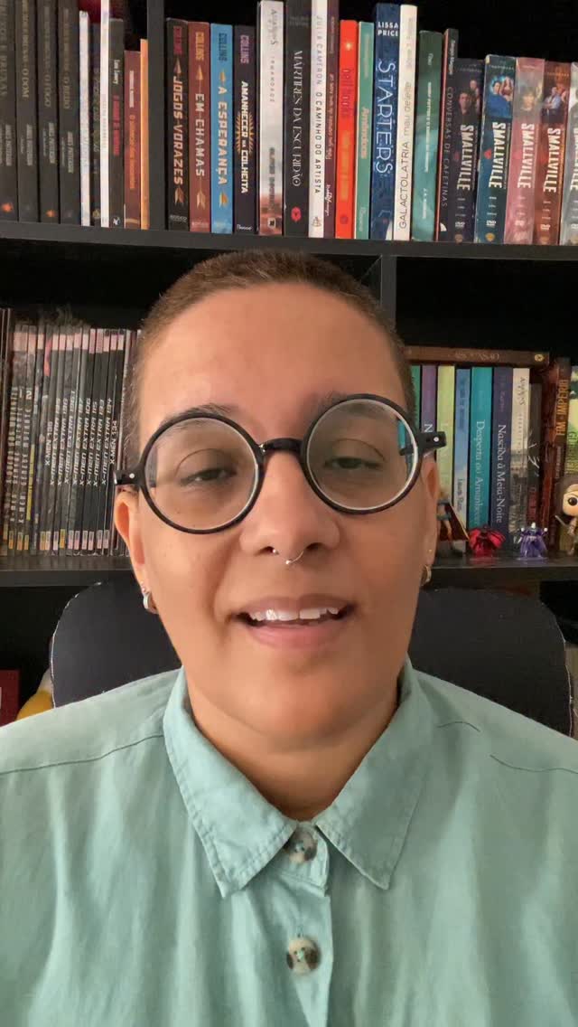 Dois livros. O mesmo universo. Escolhas que cobram um preço alto demais.
Se você chegou por A Ascensão, sabe que Keierth não perdoa fraqueza; nem emocional, nem política.
Se está conhecendo agora, Cedro Carmesim te leva para outro ponto desse mundo… onde identidade, desejo e poder entram em conflito de um jeito ainda mais íntimo.
Aqui, o protagonismo é sáfico. Mas não espere romance leve: espere tensão, decisões difíceis e personagens que precisam se encarar de verdade.
📖 Cedro Carmesim (pré-venda + brindes exclusivos)
https://flyve.com.br/1290/cedro-carmesim
📖 A Ascensão (físico)
https://flyve.com.br/973/a-ascens-o
📲 A Ascensão (e-book)
https://www.amazon.com.br/dp/B0F48SXBK2
Se você gosta de romantasia com peso emocional, conflitos reais e personagens que não saem ilesos… talvez esse universo seja pra você.
Mas entra sabendo: aqui, ser quem você é pode custar tudo.
#literaturafantastica #fantasianacional #crônicasdekeierth #literaturasafica