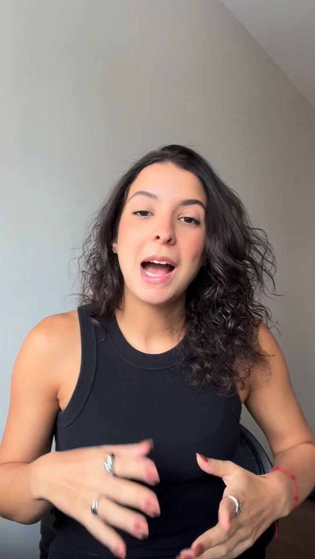 Hoje eu quero te contar um segredo do rótulo 👀
👉 Sabor não é ingrediente.
Quando você lê:
sabor fruta 🍓
sabor chocolate 🍫
sabor energético ⚡
Isso significa experiência sensorial, não origem do alimento.
Na maioria das vezes, o sabor vem de aditivos, e não do ingrediente de verdade.
🧠 Nosso cérebro associa cheiro, gosto e embalagem a ideias como:
“isso é saudável”, “isso dá energia”, “isso parece chocolate”.
📌 Mas quem conta a verdade é a lista de ingredientes, não o sabor.
#rotulagem #alimentos