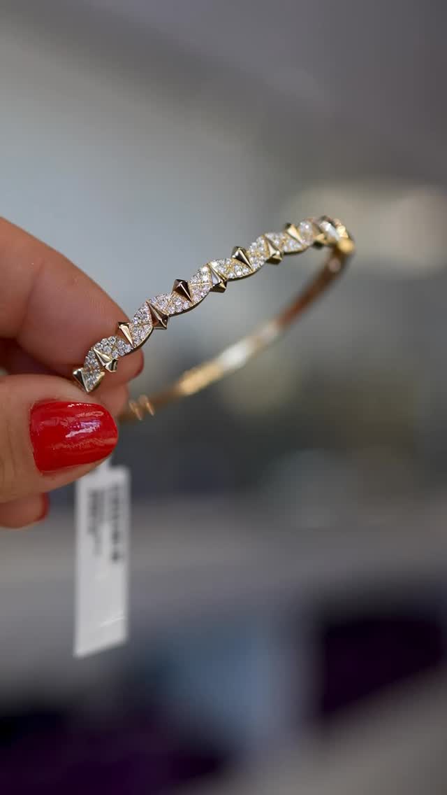 Not your average diamond bracelet.
Sharp edges, bold attitude, full pavé brilliance.
#diamondbracelet #pavediamonds #luxurybracelet #statementjewelry #diamondlover