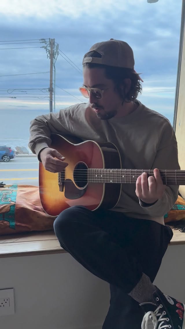 How do you take your morning coffee? I do mine with an acoustic in the nearest windowsill ☕️
#cover #ericclapton #beach #malibu