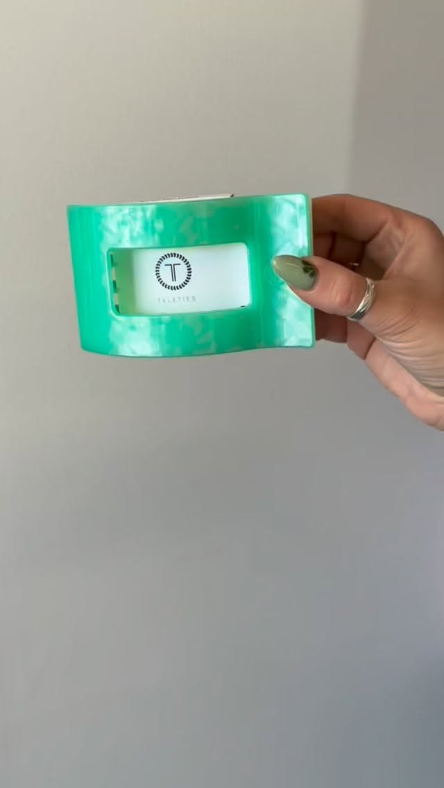 NEW Teletie Clips are here and we are obsessed with these bright, beachy colors 💛🩷💚💙
Perfect for throwing your hair up after a day in the sun or adding a pop of color to your everyday look.
Stop by Willow Salon to grab yours before they’re gone 💫
#SpringBreakReady #Teleties #HairAccessories #WillowSalon #BeachyVibes