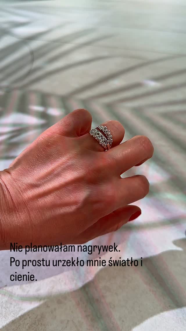 Wiem, że obraz się trzęsie, wiem, że ostrość nie jest żyletą.
Nie mogłam się jednak powstrzymać.
Miękkie światło i roślinne cienie były wprost idealne dla mieniących się kuleczek.
A dla zainteresowanych daje znać, że mam tu na dłoni 2 pierścionki i obrączkę z kolekcji Bubbles.
#delikatnepierscionki #srebrnepierścionki #bizuteriatoruń #bizuteriaodprojektanta #bizuterianazamówienie