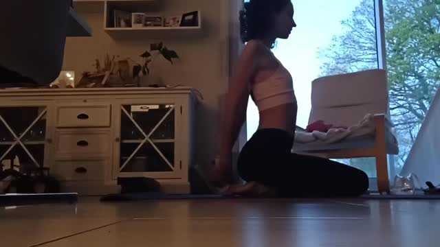 Le mouvement parfait n'existe pas, il y a seulement celui qui est JUSTE & ADAPTÉ à votre énergie du moment.
J'ai appris à adapter mes séances en fonction de mon état du moment, de mes cycles🩸 , à ne pas aller au delà de mon énergie.
En revanche j'ai aussi appris la discipline et que même lorsque l'énergie est au plus bas je trouve toujours les bons mouvements pour me faire du bien en mode plus cool.
➡️ Pratiquer une activité physique est ESSENTIELLE à votre santé mentale & physique.
Ne cherchez pas la perfection, juste essayez encore et encore et trouvez votre mouvement, votre pratique celle qui vous permettra de tenir dans le temps ⌛️.
N'oubliez pas de remercier chaque jours votre corps pour tous les mouvements qu'il vous a permis de faire, car c'est un 🎁 éphémère.
✨ Je suis Maëva, Naturopathe et spécialisée dans les troubles digestifs et hormonaux et je t'aide à devenir acteur/actrice de ta santé ✨
#yogadoux #changezvoshabitudes
#lemouvementcestlavie