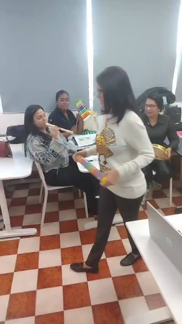 Parece un juego…
pero es aprendizaje emocional en acción.
A través de dinámicas simples como esta, los niños aprenden a regularse, a conectar y a sentirse seguros.
Eso es lo que trabajamos en este módulo del diplomado infanto juvenil.
#ISPE #PsicologíaInfantoJuvenil #RegulaciónEmocional #AprenderJugando #GhisleineAcosta #PsicologíaPráctica