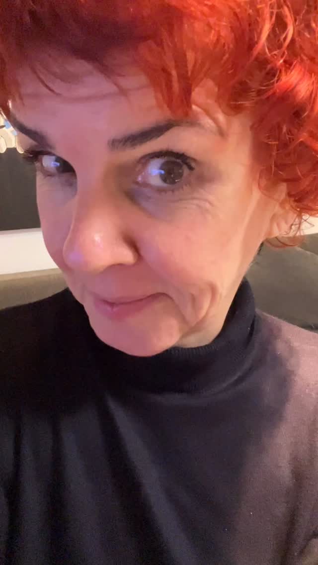 Also ganz ehrlich:
Wer hat eigentlich beschlossen, dass Älterwerden ein Problem ist? 🤨
Ich sehe das anders.
Ich werde nicht „älter“ – ich werde klarer, mutiger, entspannter.
Und ja: auch besser.
Genau darum geht’s bei MENOMIO – Der Podcast für glückliche Wechseljahre.
👉 Weg von Tabus.
👉 Weg von „Oh Gott, jetzt geht’s bergab“.
👉 Hin zu: Was ist hier eigentlich alles möglich?
Die Wechseljahre sind kein Endgegner.
Sie sind ein Upgrade. (Manchmal mit kleinen Bugs – fair enough 😄)
Wenn du spürst, dass da mehr geht als „durchhalten“, dann bist du hier richtig.
🎧 Hör rein, wenn du die Wechseljahre neu denken willst.
🎙️ Folge MENOMIO für ehrliche Gespräche, Wissen & ganz viel „Ahhh, ich bin nicht allein!“-Momente.
Und jetzt sag mal:
👉 Wirst du älter – oder wirst du besser?