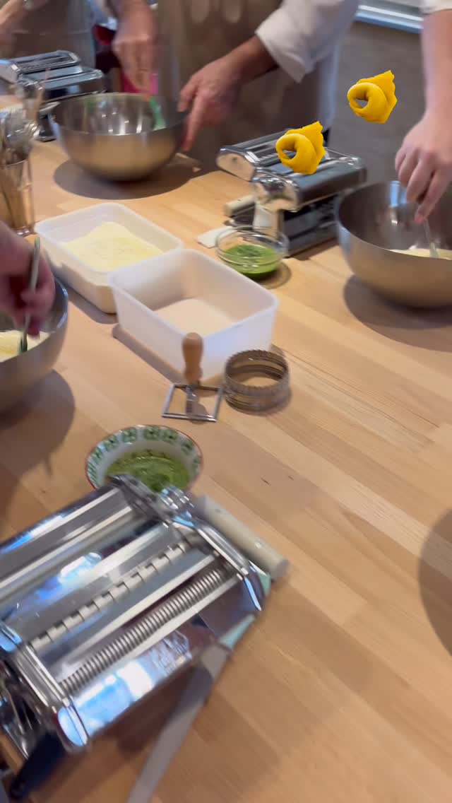 Making a selection of filled pasta shapes with today’s first (rucola-infused) dough, as well as some tagliatelle and tagliolini; they were filled with spinach, ricotta, mascarpone & fresh mint - delicioso !! 😋😋😋
#pasta #thepastaacademyreading #pastafresca #pastamaking #ravioli #tortellini #capelletti #tortellini #tagliolini
www.pastaacademy.co.uk