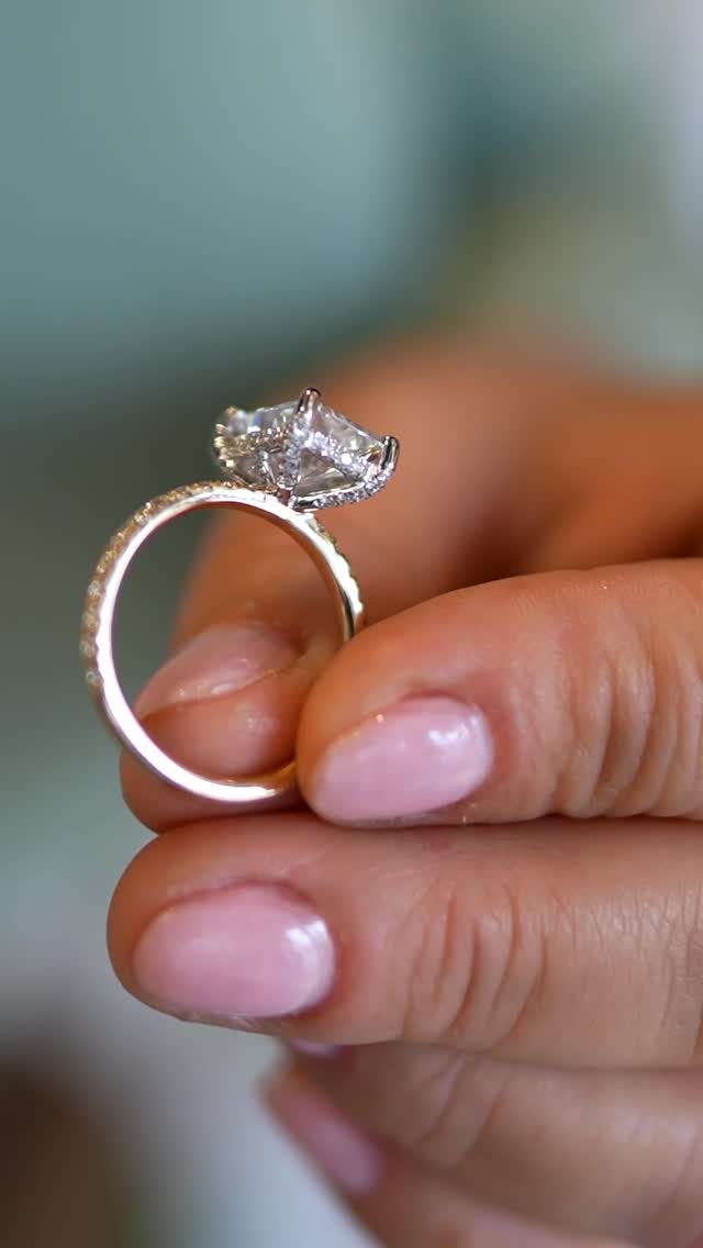 This radiant cut is doing exactly what it’s supposed to do… steal every bit of attention in the room. Clean lines, insane sparkle, and a band that hits just right. This isn’t subtle—it’s unforgettable.
#RadiantCut #diamondring #EngagementRing #LuxuryJewelry #NYCJeweler