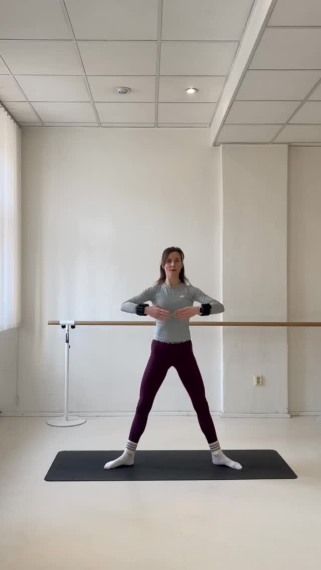 Malý průlet ranní lekcí✨
Komplexní flow, které buduje sílu i rovnováhu 💪
👉 Posilujeme celé tělo a krok za krokem směřujeme k silnějšímu a zdravějšímu já.
Na lekcích se zaměřuju na cviky, které:
• zlepšují držení těla,
• pomáhají od bolestí zad,
• podporují rovnováhu a koordinaci,
• a zároveň v ideální intenzitě spalují to, co na sobě nechceme. 🔥
Kdo se těší na další makačku příští týden? 😎