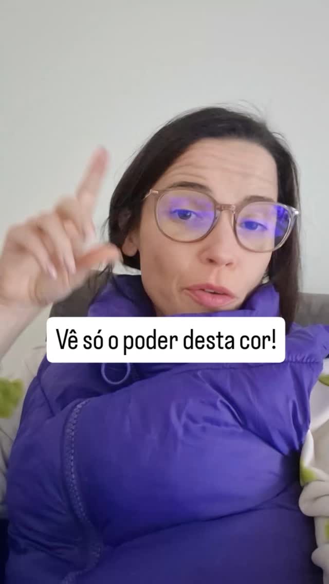 Hoje estou em casa, doente, rouca, roupa confortável e zero maquilhagem… vida real.
Mas quis mostrar-te isto na mesma.
Porque não é sobre estar produzida.
É sobre a cor que escolhes usar.
No vídeo sou eu, igual nos dois momentos… só muda a cor.
E mesmo assim, a pele reage diferente, o olhar ganha outra luz, a presença muda.
Isto é o poder da coloração pessoal.
Viste a diferença?
Comenta 👇
#consultoriadeimagem #imagempessoal #coloracaopessoal #belezareal #estilocomintencao