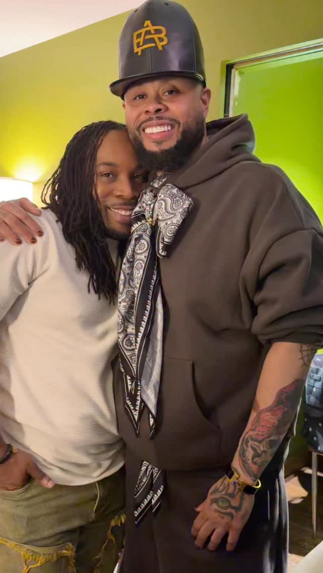 🎉🎉Congratulations to @official_mikeyeverything @sativadiamond @serenafiierce @correyb @mrblakemartin for an amazing production last night!!
@citywinerychi continues to provide a safe space for our community and allies! So thankful to see this all come together!
#lgbt #citywinerychi #livemusic #queermusic #chicago