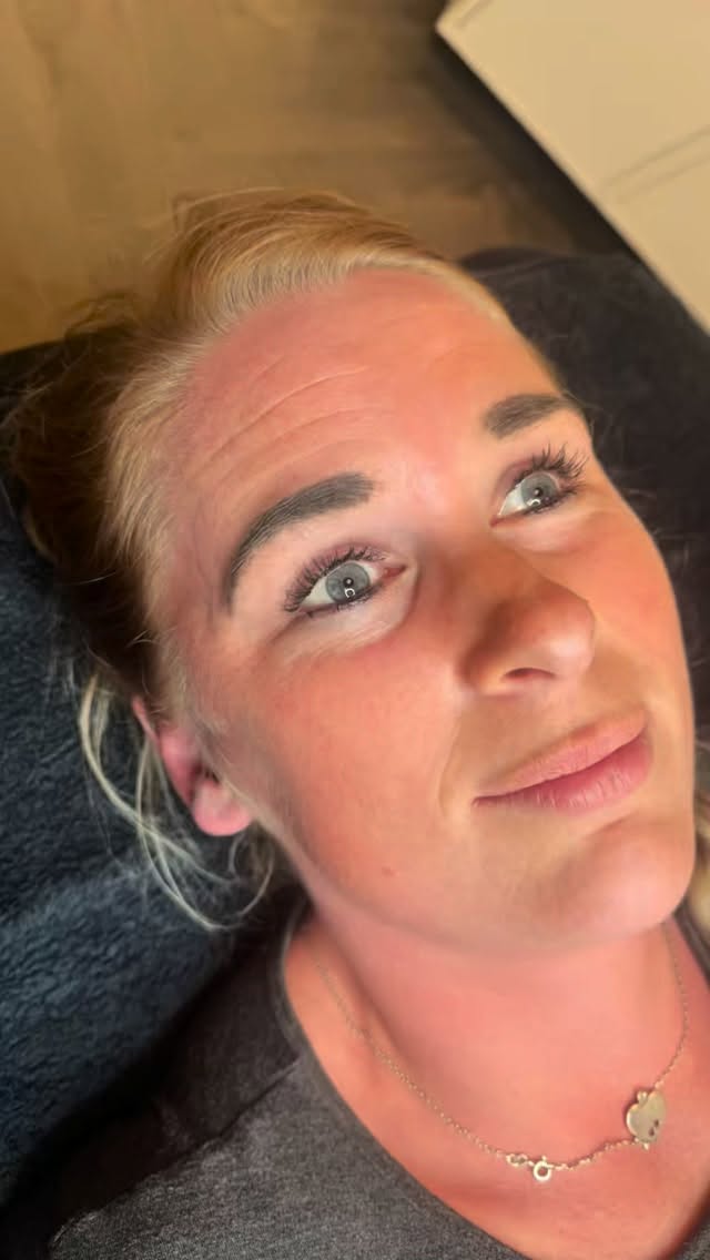 Eerste foto: hoe de klant haar wenkbrauwen zelf tekende ✍🏽
Tweede foto: het resultaat direct na de Powderbrows behandeling 🤎
Deze klant had een duidelijke wens: haar wenkbrauwen lekker donker en strak. Ieder zijn smaak — en dat is helemaal oké! Samen kijken we altijd wat het beste past bij jouw gezicht én jouw wensen.
Voordelen van Powderbrows:
✨ Altijd volle en verzorgde wenkbrauwen
✨ Geen dagelijkse make-up meer nodig
✨ Geschikt voor alle huidtypes
✨ Zacht en natuurlijk poeder-effect
✨ Blijft langdurig mooi
Ben jij ook klaar met elke dag bijtekenen? 💭