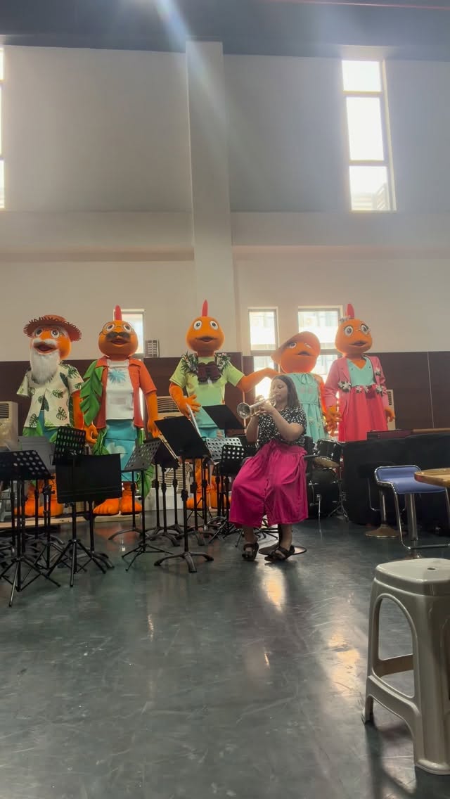 As a trumpet player that has had the opportunity to perform in several countries and across the US, I have seen many a green room/warm up room with all its perks and quirks but never have I had the fortune to meet these lovely new friends. I had to sit down and record a trombone etude I found in this room since the vibes are just so nice 🧡
•
#trumpetplayer #classicalmusic #trumpetsolo #etude #musicianlife