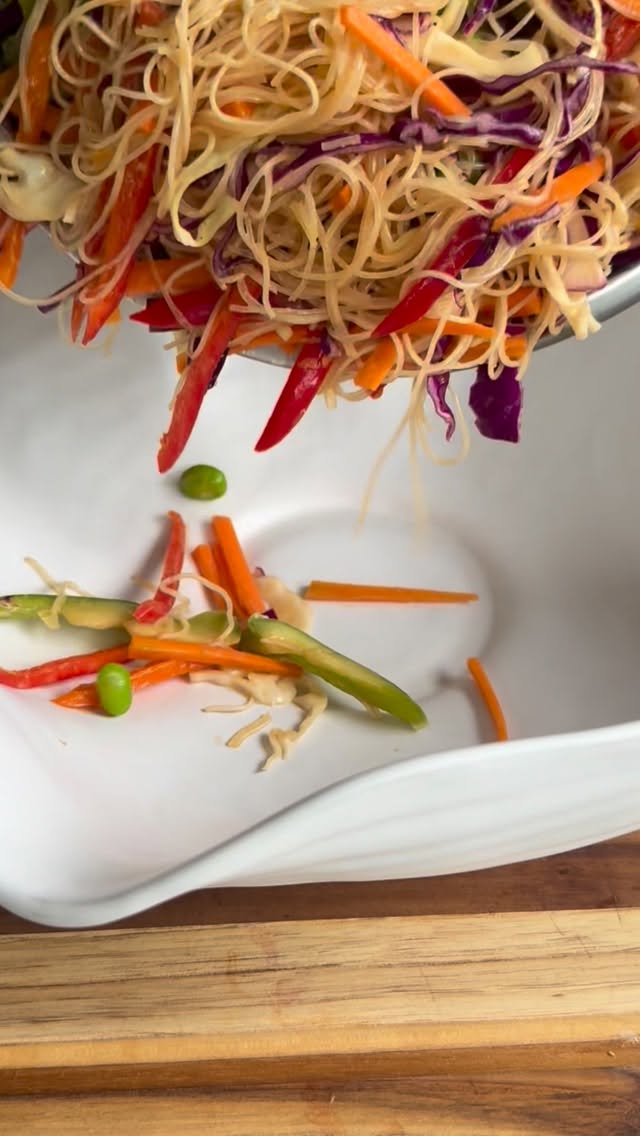 Summer Roll Salad 🥢✨
Una ensalada tipo asiática, práctica y perfecta para esta primavera.
Ingredientes:
• fideos de arroz (tipo vermicelli), cocidos
• zanahoria en tiras
• col morada en tiras
• col blanca en tiras
• pimiento rojo picado
• edamames cocidos
Aderezo:
• ½ taza salsa de soya
• 2 cucharadas crema de cacahuate
• ⅓ taza vinagre de arroz
• ⅓ taza jugo de naranja
• 3 cucharadas aceite de ajonjolí
• jugo de 2 limones
• 1 cucharadita jengibre en polvo
• ½ cucharadita ajo picado
Preparación:
1. Cocina los fideos de arroz según instrucciones y enfría.
2. Corta todos los vegetales en tiras finas.
3. Licúa todos los ingredientes del aderezo hasta que quede bien integrado.
4. En un bowl grande, mezcla los fideos con los vegetales y edamames.
5. Agrega el aderezo al gusto y mezcla bien.
Tip: esta ensalada mejora muchísimo después de reposar unos minutos, los sabores se integran increíble.
